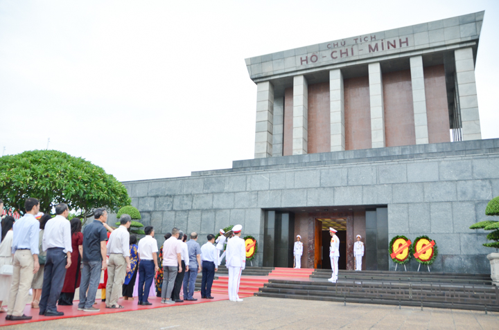 Đảng bộ Viện viếng Lăng Bác và tham quan Khu di tích Chủ tịch Hồ Chí Minh